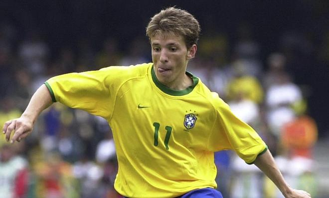 球迷们拭目 球迷们拭目